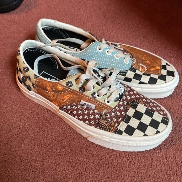 NWT vans size 5 with tiger pattern - Picture 3 of 5